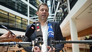 Lars Klingbeil, jetzt im Willy-Brandt-Haus nach den Beratungen der SPD-Spitzengremien über die neue Parteispitze in Berlin, 2021, im Gespräch mit den Medien