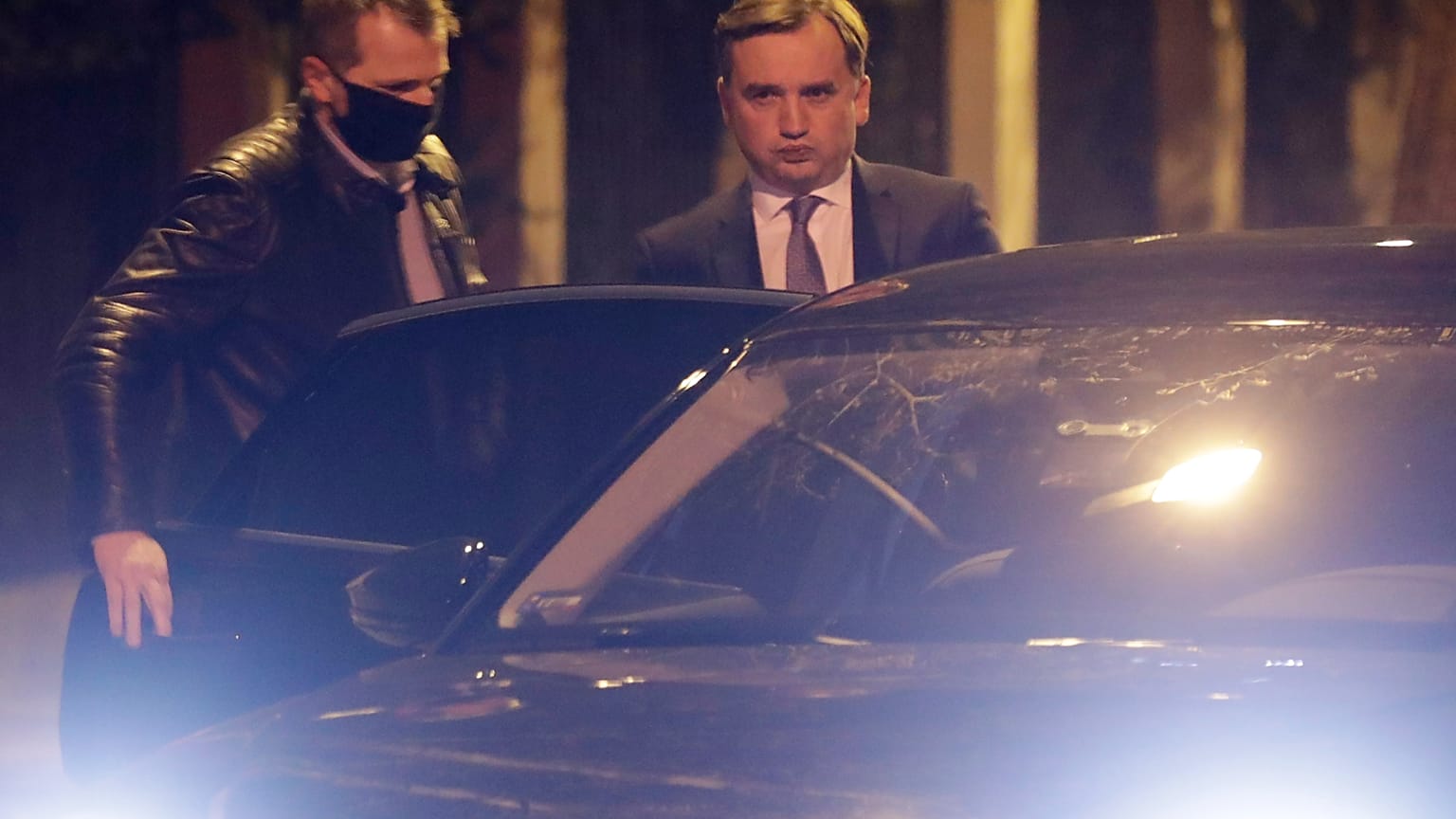 Zdj. archiw.: Zbigniew Ziobro opuszcza spotkanie szefów polskiego rządu z premierem Węgier Viktorem Orbanem w Warszawie, wtorek, 8 grudnia 2020 r. (AP Photo/Czarek Sokolowski)