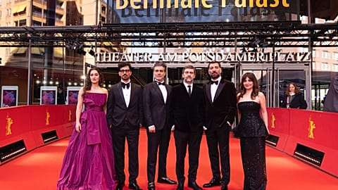 Yönetmen Emin Alper ve oyuncu ekibi.