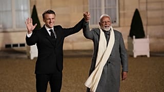 Fransa Cumhurbaşkanı Emmanuel Macron (solda), Hindistan Başbakanı Narendra Modi'yi Elysee Sarayı'ndaki akşam yemeğine gelirken karşılıyor.