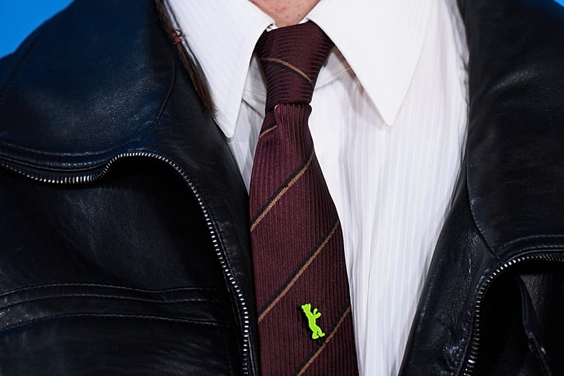 "brat" ist giftgrün - und mehr als nur das Cover eines Albums. Der Regisseur Aidan Zamiri hat sogar einen Brat-Berlinale-Anstecker.