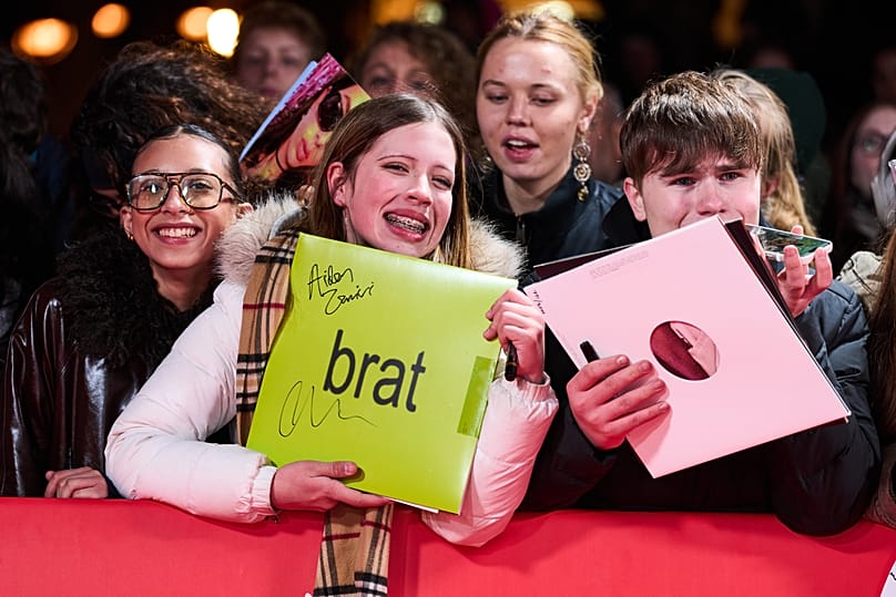 Fans warten auf Charlie XCX, den Star ihres eigenen Films: "The Moment".