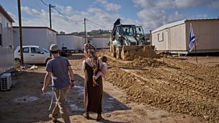 مستوطنون إسرائيليون يسيرون عبر مستوطنة ياتسيف اليهودية القانونية حديثًا، المتاخمة لمدينة بيت ساحور الفلسطينية، في الضفة الغربية، الاثنين 19 يناير 2026.