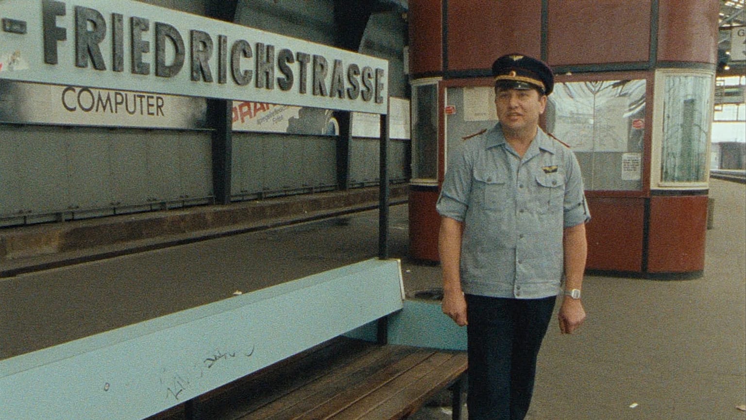 Der Film "Berlin, Bahnhof Friedrichstraße 1990" zeigt, wie der Ort vom Grenz- zum Durchgangsbahnhof wird.