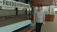 Der Film "Berlin, Bahnhof Friedrichstraße 1990" zeigt, wie der Ort vom Grenz- zum Durchgangsbahnhof wird.