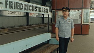 Der Film "Berlin, Bahnhof Friedrichstraße 1990" zeigt, wie der Ort vom Grenz- zum Durchgangsbahnhof wird.