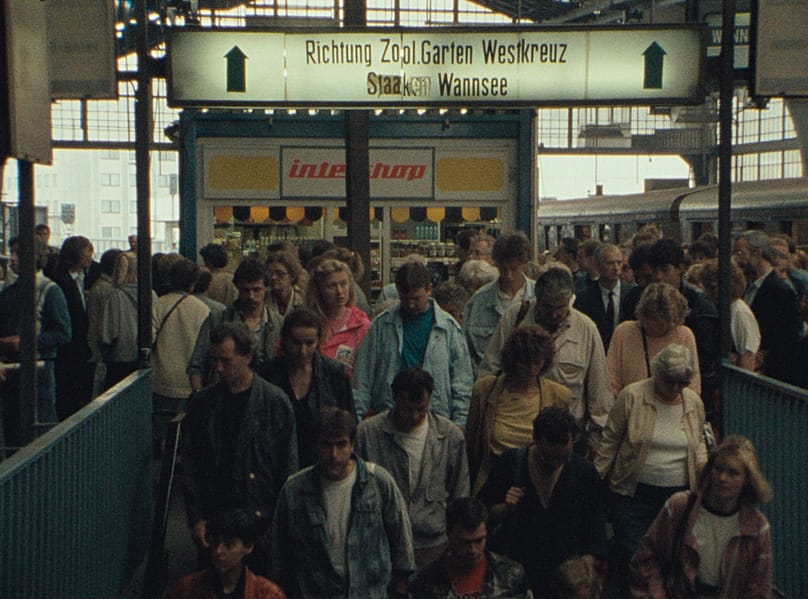 Ost- und Westberliner haben unterschiedliche Erfahrungen am Bahnhof Friedrichstraße gemacht.