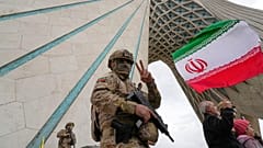 DATEI: Ein Mitglied des IRGC zeigt ein Siegeszeichen während einer jährlichen Kundgebung zur Feier der Islamischen Revolution von 1979 auf dem Azadi-Platz in Teheran, 11. Februar 2026