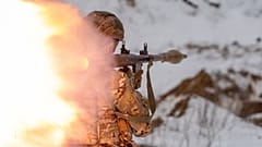 Ukrainische Soldaten einer Spezialeinheit der Polizei nehmen am Freitag, 13. Februar 2026, an einem Training auf einem Übungsplatz in der Region Charkiw teil.