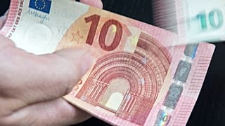 DATEI. Die Deutsche Bundesbank stellt während einer Pressekonferenz die neuen Zehn-Euro-Banknoten vor, Erfurt, Sept. 2018