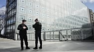 Des policiers devant l'Institut du monde arabe à Paris, lundi 16 février 2026. (AP Photo/Thibault Camus)