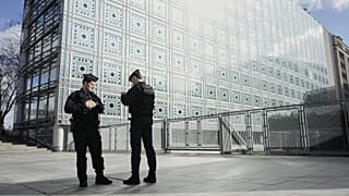 Des policiers devant l'Institut du monde arabe à Paris, lundi 16 février 2026. (AP Photo/Thibault Camus)