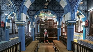 يزور أحد السياح كنيس الغريبة، أقدم كنيس في أفريقيا، في جزيرة جربة جنوب تونس، بتاريخ 28 أكتوبر 2015.