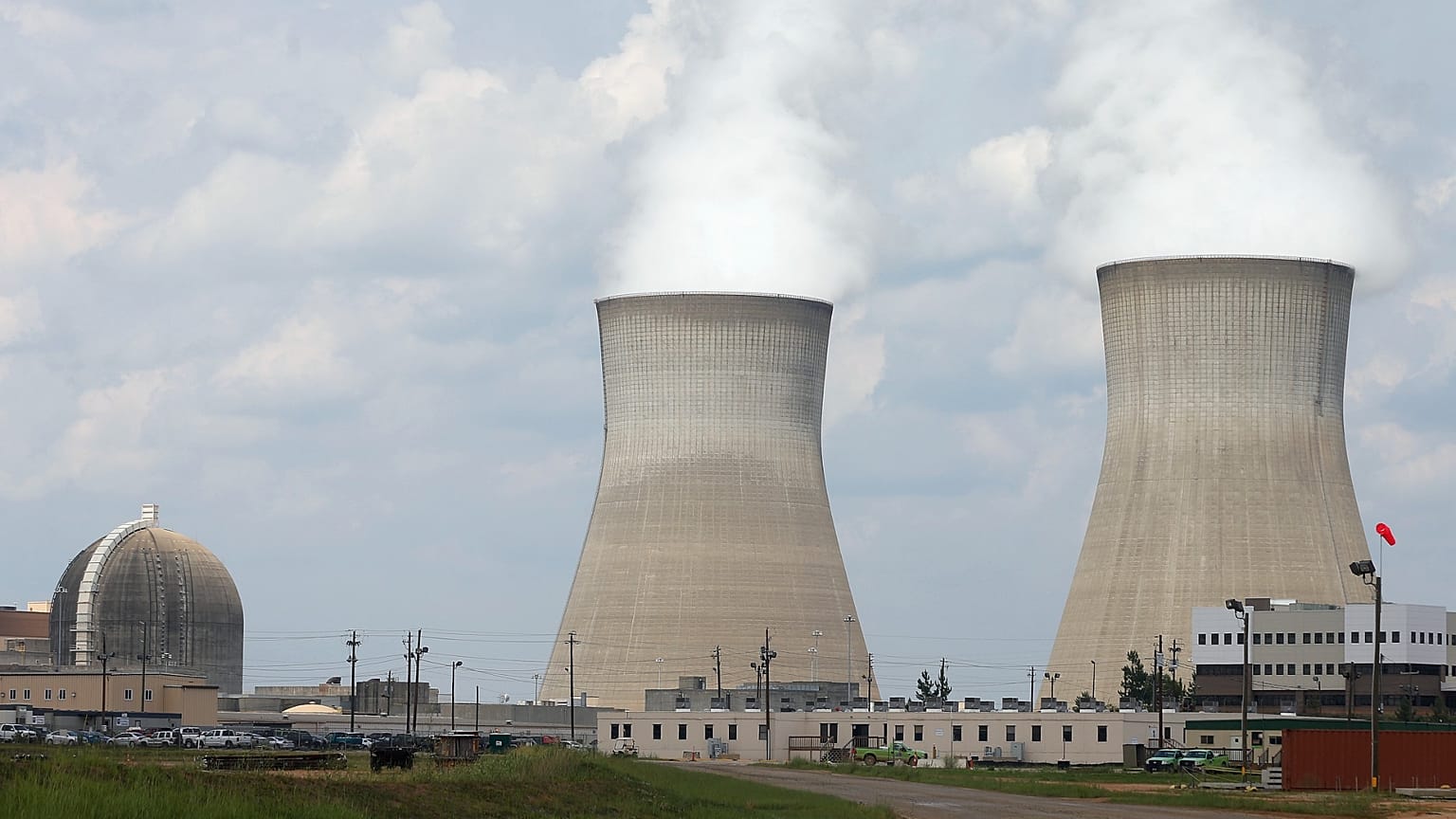 برج‌های خنک کننده و ساختمان تاسیسات یک راآکتور اتمی در جورجیا آمریکا