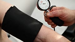 قام طبيب عام في 6 فبراير 2009 بقياس ضغط الدم يدويًا لمريض مسن في مدينة شتوتغارت.