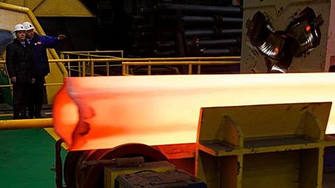 Бывший премьер-министр России Дмитрий Медведев посетил Северский трубный завод в городе Полевской, Россия, 24 октября 2014 года.