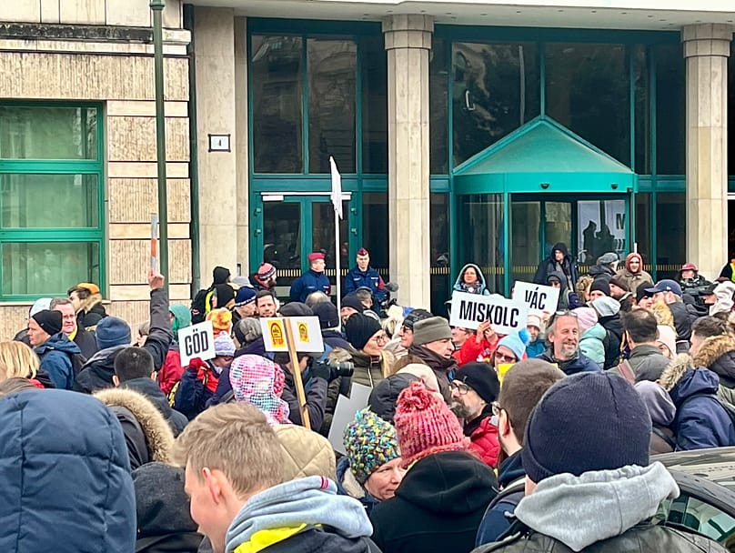 Tüntetők a Külgazdasági és Külügyminisztérium épülete előtt - Budapest, 2026. február 15.