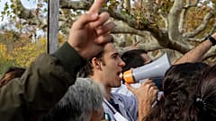 ΑΡΧΕΙΟ: Ένας γιατρός διαμαρτύρεται σε διαδήλωση το 2018.
