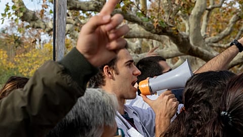 ARCHIVO: Un médico protesta en una manifestación en 2018