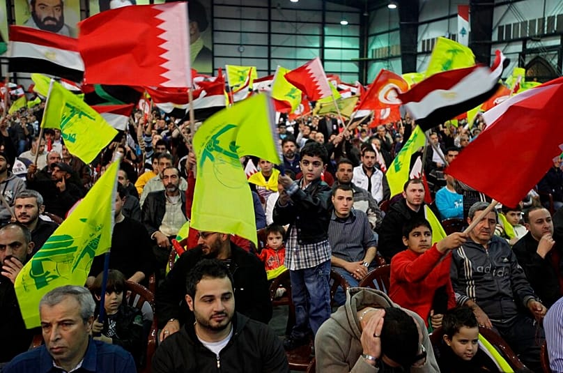  لوّح أنصار حزب الله  بأعلام البحرين ومصر وتونس وليبيا واليمن ولبنان وحزب الله في تجمع حاشد ببيروت، لبنان، يوم السبت 19 مارس/آذار 2011،