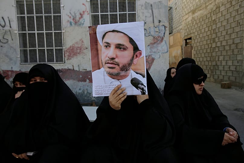  رفع متظاهرون بحرينيون مناهضون للحكومة لافتةً تحمل صورة رجل الدين الشيعي المسجون الشيخ علي سلمان، البحرين، يوم الجمعة 2 يناير/كانون الثاني 2015.