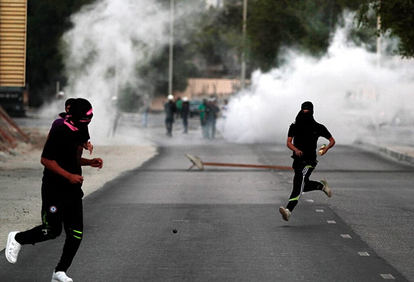  اشتبك متظاهرون بحرينيون مناهضون للحكومة مع شرطة مكافحة الشغب التي أطلقت الغاز المسيل للدموع في مدينة سنابس، البحرين، يوم الجمعة 28 سبتمبر/أيلول 2012. 