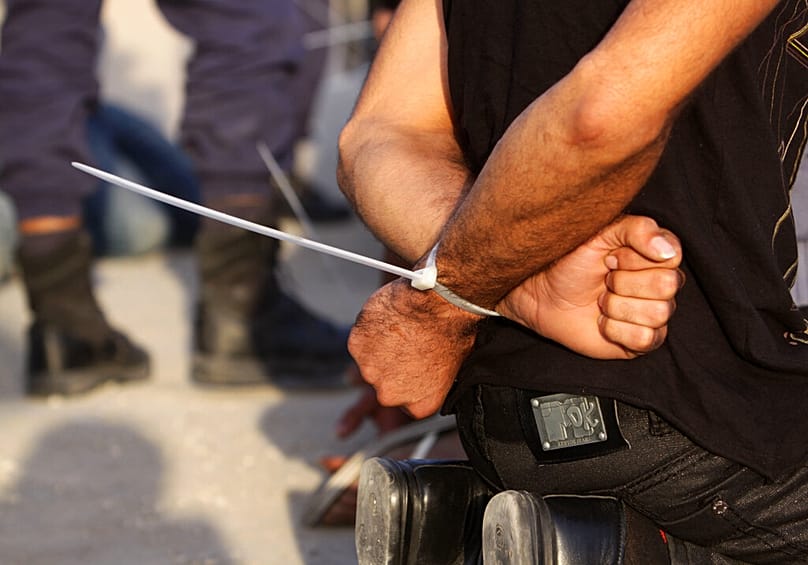 يظهر في الصورة رجال بحرينيون مكبلون بالأصفاد، الثلاثاء 14 فبراير/شباط 2012