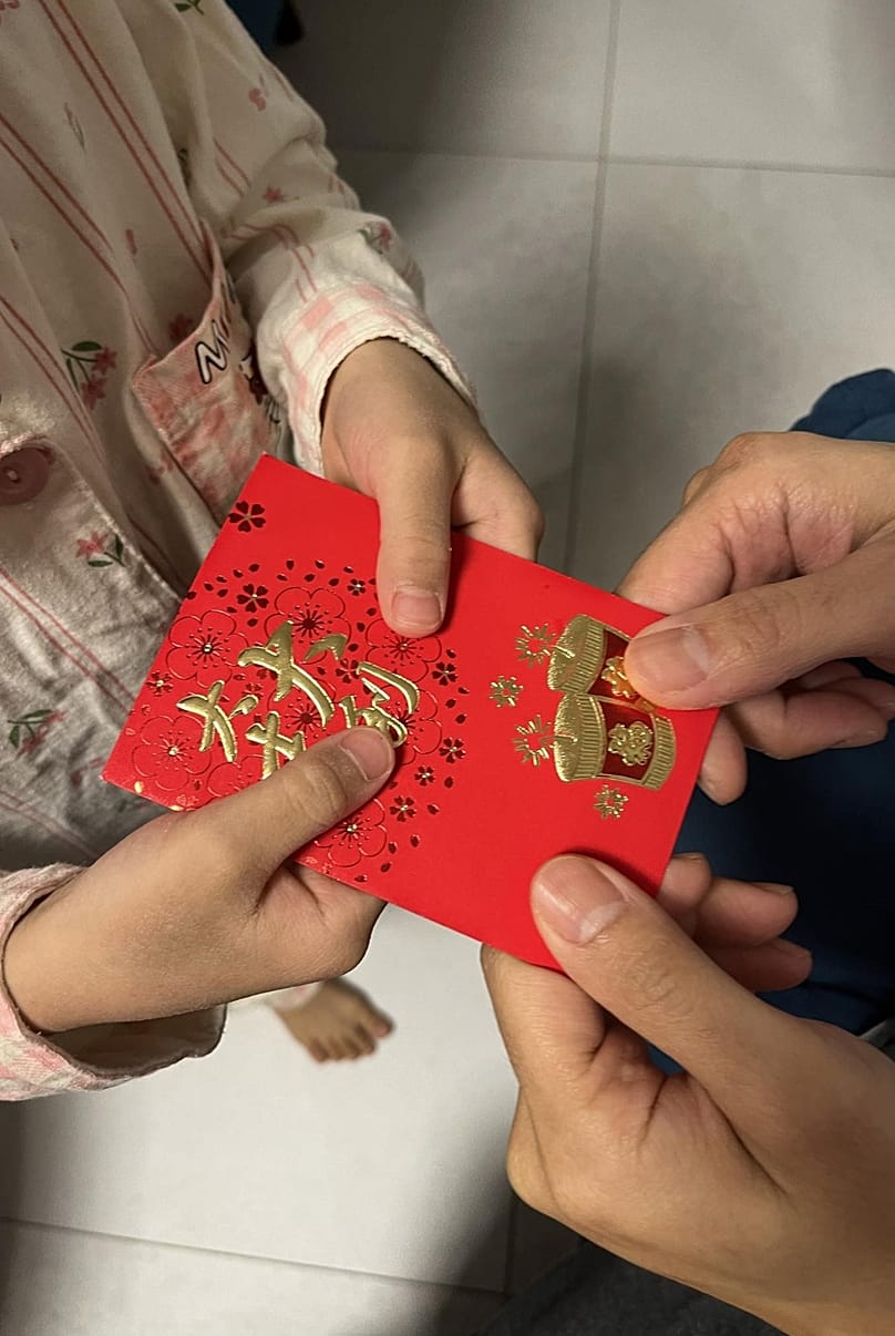 Dla dzieci najlepszym i najbardziej wyczekiwanym zwyczajem są czerwone koperty z pieniędzmi (hongbao 红包), które dostają od rodziców, dziadków, ciotek i innych członków rodziny