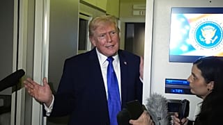 دونالد ترامپ در حال پاسخ به پرسش خبرنگاران در هواپیمای ایرفرس وان