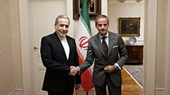 وزير الخارجية الإيراني عباس عراقجي يصافح مدير الوكالة الدولية للطاقة الذرية غروسي في جنيف، 16 فبراير 2026.