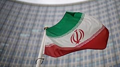 DATEI: Eine iranische Nationalflagge weht vor dem Gebäude der Internationalen Atomenergiebehörde (IAEO) in Wien, 17. Dezember 2021