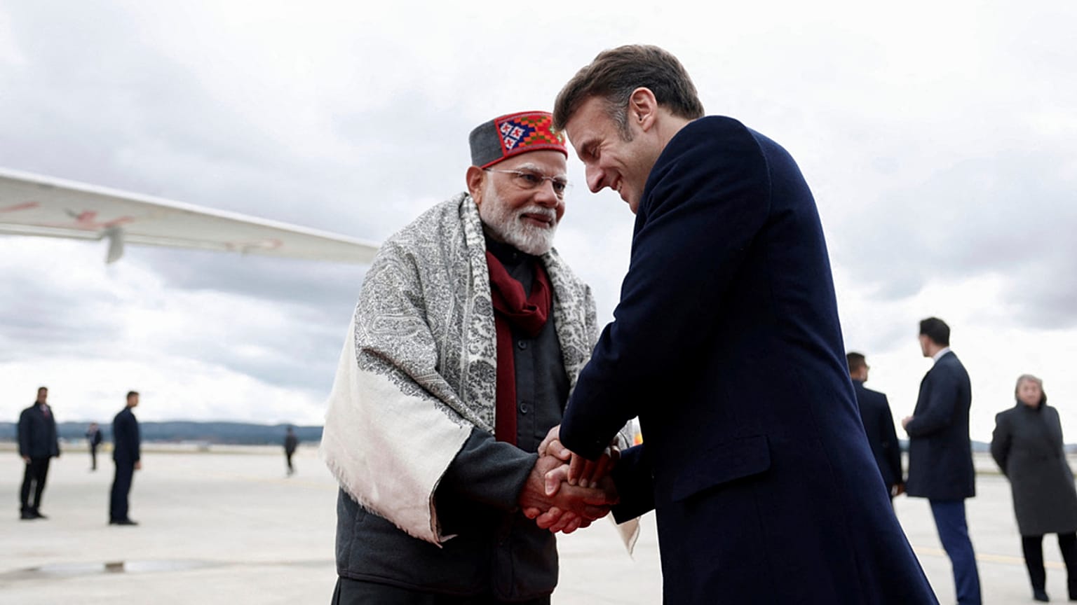 Le président français Emmanuel Macron, à droite, serre la main du Premier ministre indien Narendra Modi après une cérémonie de départ à l'aéroport Marseille Provence, 12.02.25