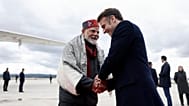 Le président français Emmanuel Macron, à droite, serre la main du Premier ministre indien Narendra Modi après une cérémonie de départ à l'aéroport Marseille Provence, 12.02.25