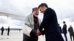 Der französische Präsident Emmanuel Macron, rechts, schüttelt die Hand des indischen Premierministers Narendra Modi nach einer Abschiedszeremonie am Flughafen Marseille Provence, 12.02.25