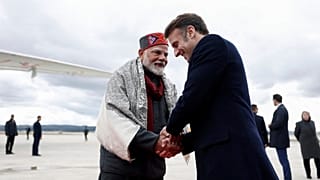 Le président français Emmanuel Macron, à droite, serre la main du Premier ministre indien Narendra Modi après une cérémonie de départ à l'aéroport Marseille Provence, 12.02.25
