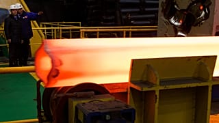 ARŞİV: Eski Rusya Başbakanı Dmitry Medvedev, 24 Ekim 2014'te Rusya'nın Polevskoy kasabasındaki Seversky Boru Fabrikası'nı ziyaret ederken.