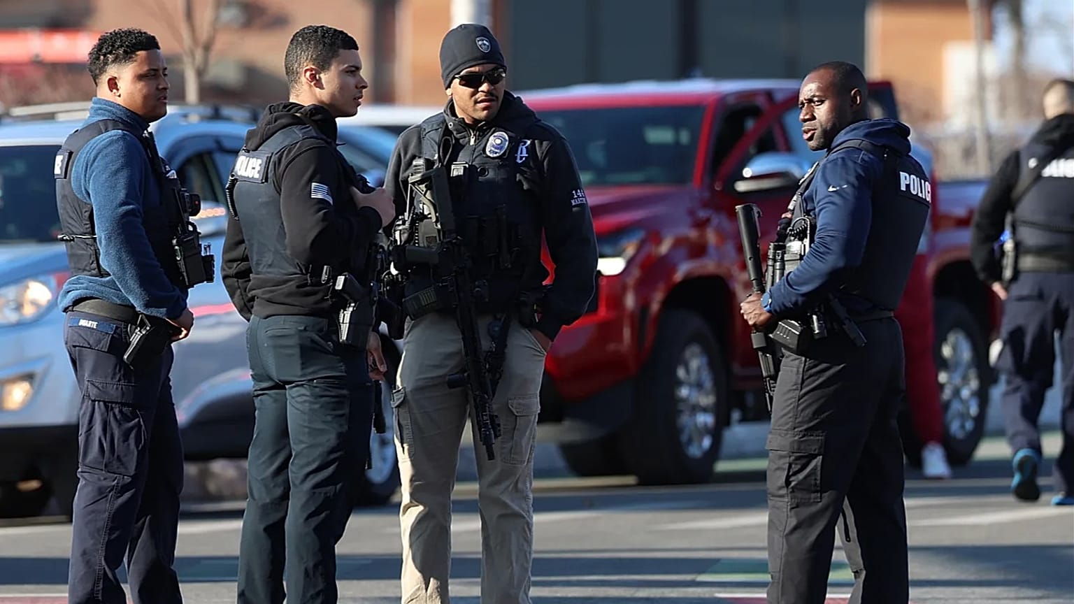 عناصر الشرطة قرب صالة لينش في مدينة باوتكت بولاية رود آيلاند، بعد وقوع إطلاق نار في حلبة التزلج، مساء الاثنين، 16 فبراير 2026.