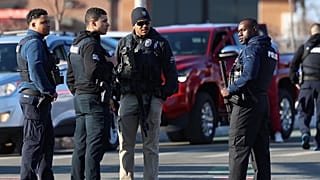 عناصر الشرطة قرب صالة لينش في مدينة باوتكت بولاية رود آيلاند، بعد وقوع إطلاق نار في حلبة التزلج، مساء الاثنين، 16 فبراير 2026.