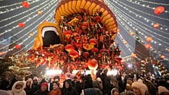 Besucherinnen und Besucher feiern am Montag, 16. Februar 2026, das Mondneujahrsfest auf dem Manegeplatz in Moskau.