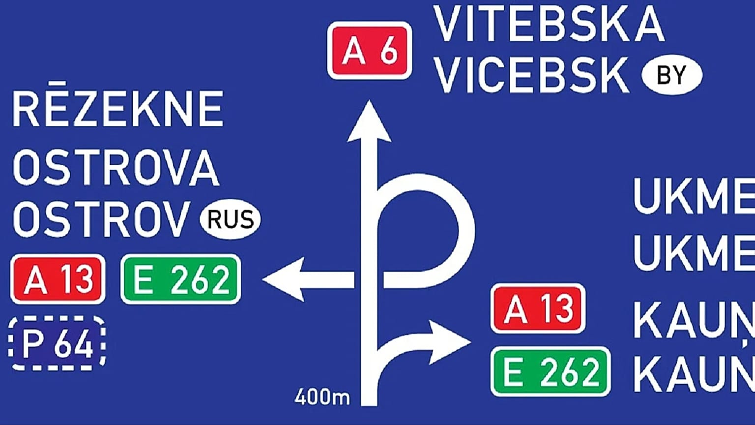 Латвийский дорожный знак с названиями городов в РФ и Беларуси