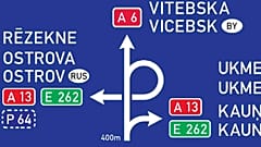 Lettisches Straßenschild mit Namen von Städten in Russland und Belarus