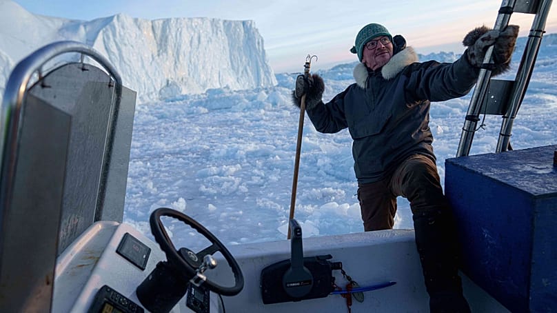 Jørgen Kristensen sube a una embarcación junto a un iceberg en la bahía de Disko, cerca de Ilulissat, Groenlandia, jueves 29 de enero de 2026. 