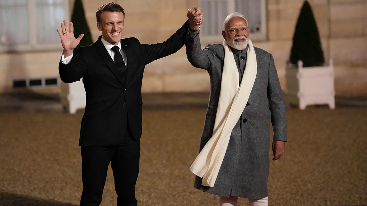 الرئيس الفرنسي إيمانويل ماكرون، على اليسار، يرحب برئيس وزراء الهند ناريندرا مودي لدى وصوله لحضور عشاء في قصر الإليزيه