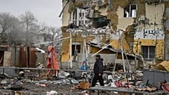 DOSSIER: Ein Mann geht am Donnerstag, den 12. Februar 2026, in Odessa, Ukraine, über einen Markt, der nach einem russischen Angriff zerstört wurde.