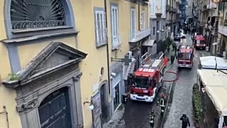 Una veduta della zona dell'incendio a Napoli