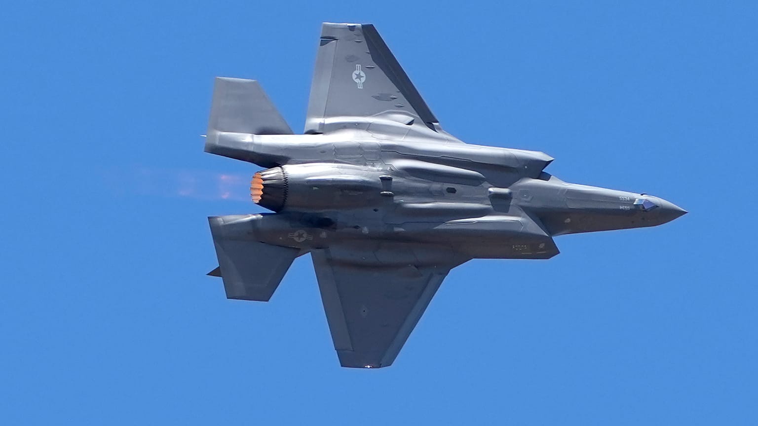 طائرة مقاتلة أمريكية من طراز F-35 تؤدي مناورات جوية خلال معرض Aero India 2025 في بنغالور، الثلاثاء 11 فبراير 2025.