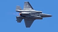 طائرة مقاتلة أمريكية من طراز F-35 تؤدي مناورات جوية خلال معرض Aero India 2025 في بنغالور، الثلاثاء 11 فبراير 2025.