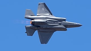 طائرة مقاتلة أمريكية من طراز F-35 تؤدي مناورات جوية خلال معرض Aero India 2025 في بنغالور، الثلاثاء 11 فبراير 2025.