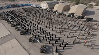 تُظهر هذه الصورة التي نشرتها وكالة سباه نيوز للحرس الثوري الإيراني في 16 فبراير 2026، جنوداً يقفون في وضع الانتباه خلال تدريب للحرس في الخليج العربي يوم الاثنين 16 فبراير 2026