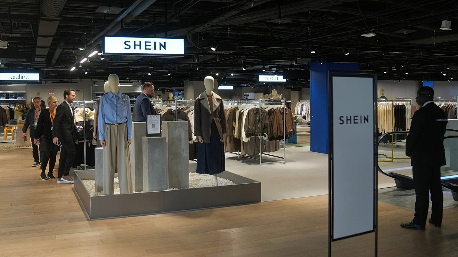 Passanten begutachten das Kaufhaus BHV, in dem die Fast-Fashion-Kette Shein ihre erste feste Filiale eröffnen will, am Mittwoch, dem fünften November 2025 in Paris.